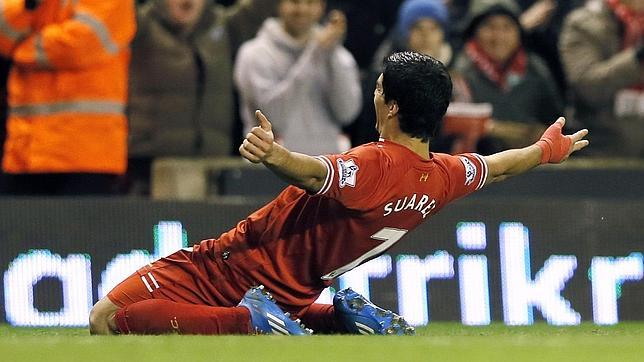 Arsenal, Chelsea y City vencen en la noche de Luis Suárez