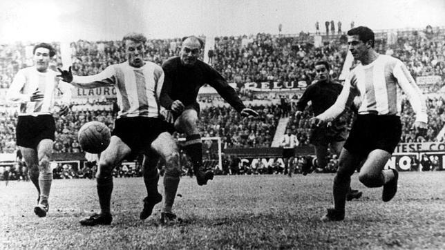 Alfredo Di Stefano en un España-Argentina previo al Mundial de 1962. Sin duda, su ausencia, tras lesionarse en un partido amistoso, fue clave en el fracaso de la selección en el Campeonato del Mundo de Chile