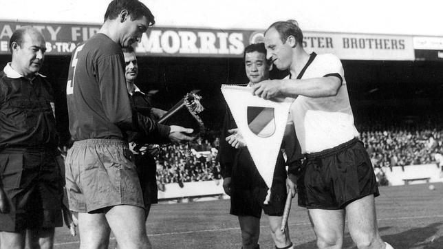 Birmingham (Gran Bretaña), 20-7-1966 - Los capitanes de las selecciones de España y de la Republica Federal Alemana, Zoco y Uwe Seeler, respectivamente, intercambian banderines en presencia del cuerpo árbitral, al comienzo del partido clasificatorio para el Mundial de Inglaterra. El resultado del encuentro 2-1, supuso la eliminación de la selección española del Mundial