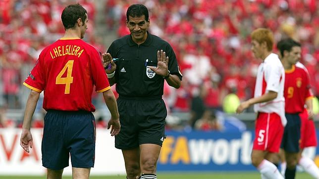 Helguera y Al-Ghandour, durante el partido de cuartos entre España y Corea del Sur del Mundial 2002. Al final del mismo el español se encaró con el árbitro por el 'robo' del egipcio al anular dos goles legales