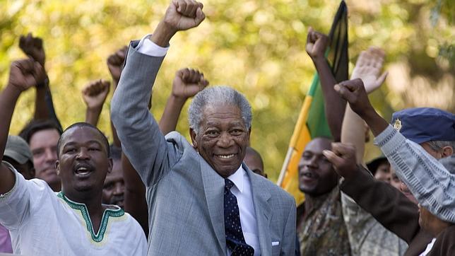 Morgan Freeman interpreta a Nelson Mandela