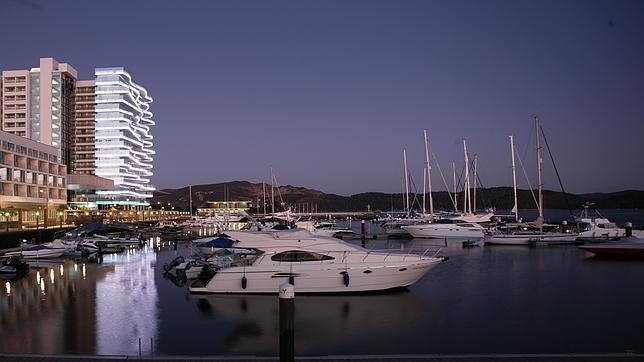 Situado junto a la marina de Troia, el hotel cuenta con un moderno diseño