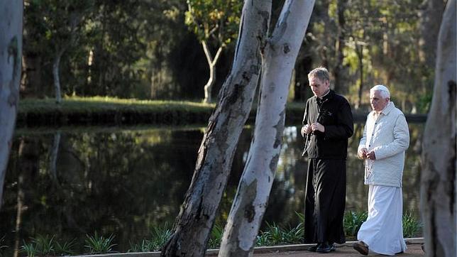 Georg Gaenswein admite que ha sido «doloroso» adaptarse a su nuevo papel tras la renuncia de Benedicto XVI