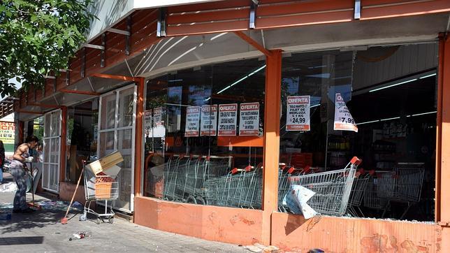 La huelga policial encubierta en Argentina deja vía libre a vándalos y saqueadores