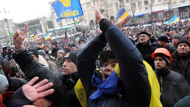 La Policía se retira del centro de Kiev y los manifestantes ocupan otra vez la Plaza de la Independencia