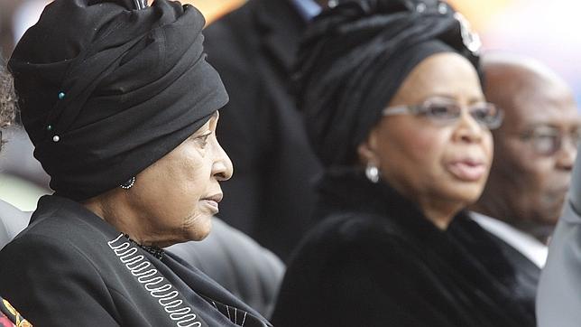 El funeral por Mandela reconcilia a sus viudas: Winnie y Graça Machel se abrazan
