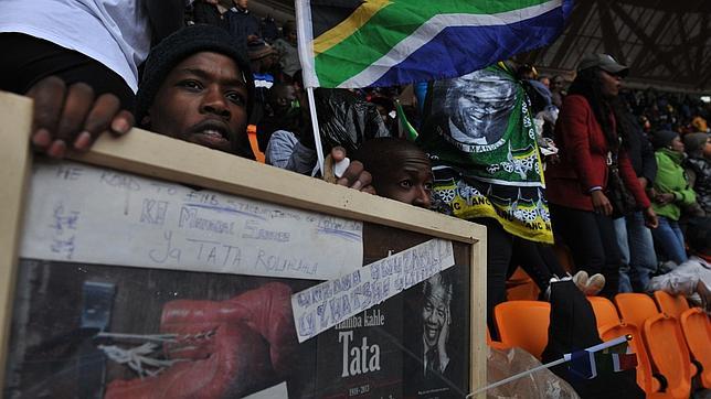 Sudáfrica despide a Mandela en un acto  aguado por el frío y los discursos políticos