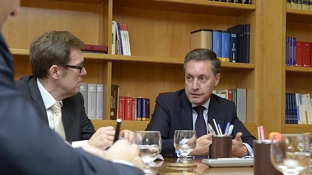 El director de la AEAT resta importancia a los ceses y dice que no pide el «carnet político» a nadie