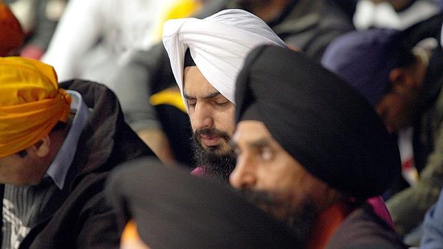 La comunidad sij pide no tener que llevar el casco por la dimensión de su turbante