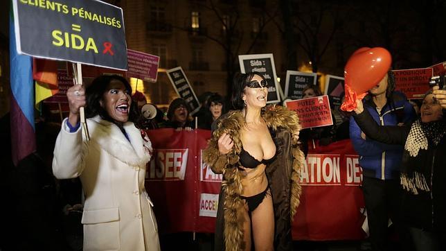 Francia sigue el camino de Suecia y multará a los clientes de la prostitución