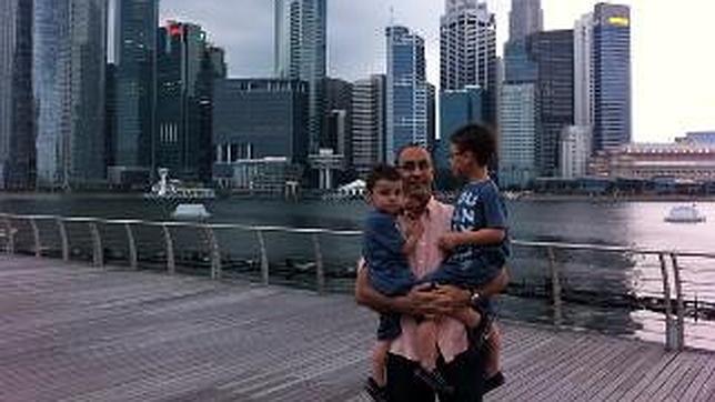 Eduardo con sus hijos Juan y Guillermo en Singapur