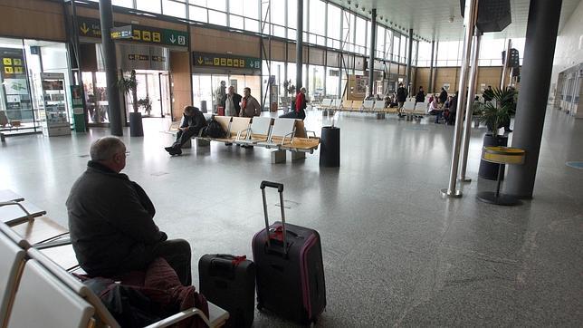 El tráfico de viajeros de los aeropuertos continúa en caída libre