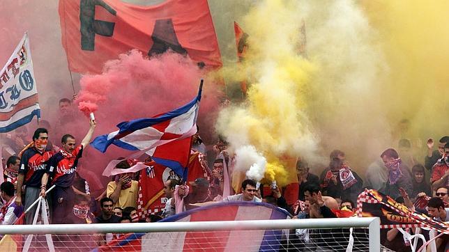 El Frente Atlético enciende numerosos botes de humo en el fondo sur del Vicente Calderón