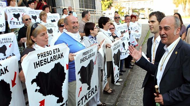 El PP denuncia otro desvío de 8.000 euros a las familias de presos de ETA