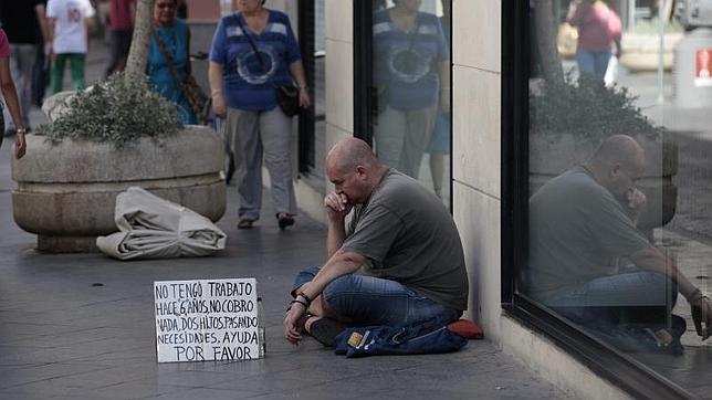 El Gobierno aprueba un plan para reducir en más de un millón el número de personas en riesgo de pobreza en España