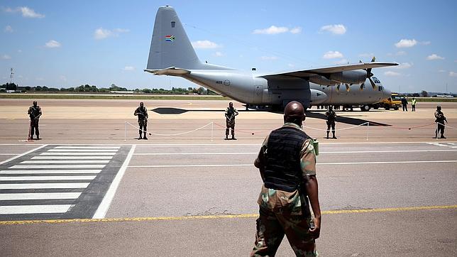 Una multitud recibe el cadáver de Mandela para su entierro en Qunu