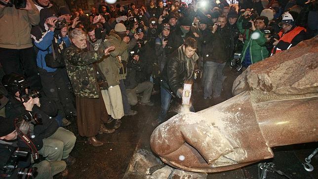 La plaza central de Kiev se queda pequeña en la protesta contra Yanukóvich