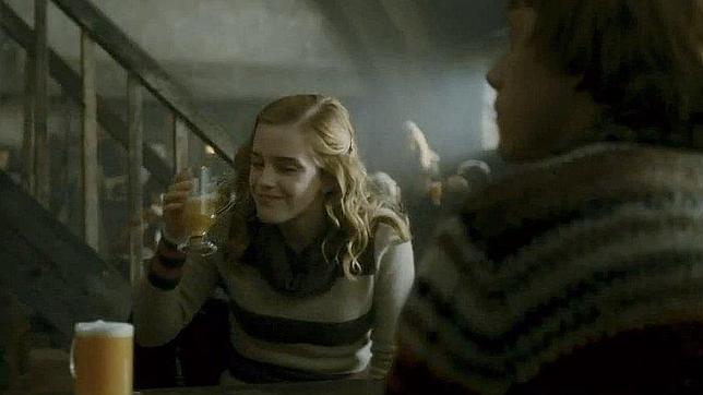 Hermione y Ron toman unas cervezas de mantequilla en una de las películas de Harry Potter