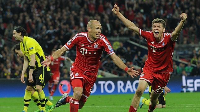 Robben y Müller celebran el gol que le dio al Bayern de Múnich el título de la Champions League