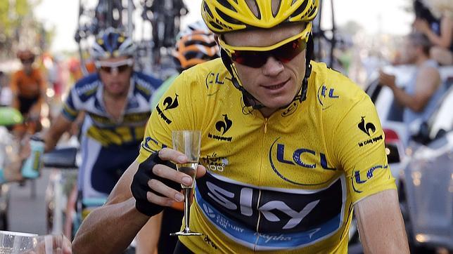 Chris Froome, con una copa de champán en la última etapa del Tour de Francia 2013