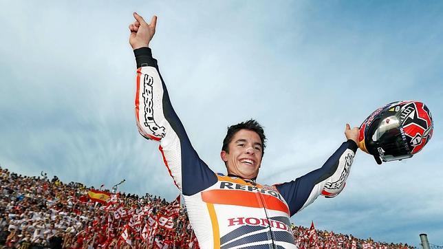 Marc Márquez celebra el título de campeón del mundo de motociclismo