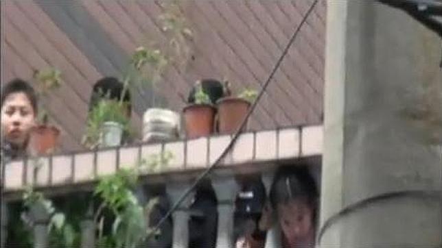 Así fue el rescate de una niña china atrapada entre los barrotes de una baranda