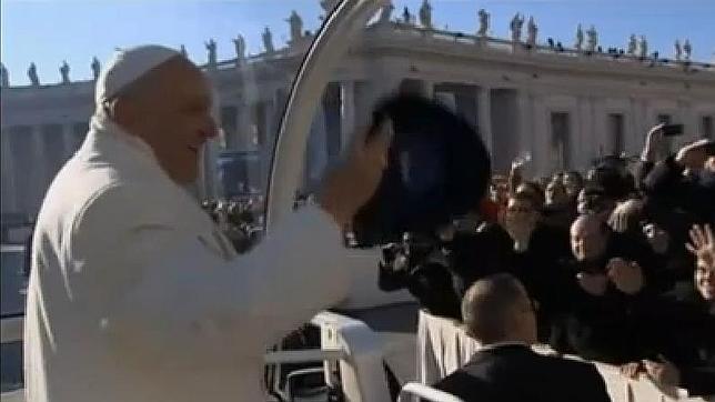 El Papa Francisco, con «txapela»