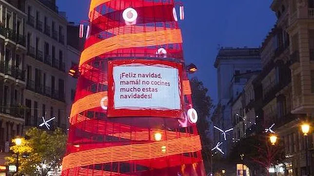 Un majestuoso abeto rojo para iluminar la Navidad en Madrid y Sevilla