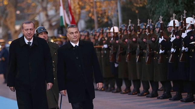 Erdogan destituye a jefes policiales tras las detenciones de próximos a su partido