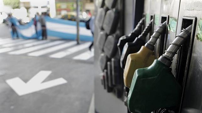El precio de los combustibles toca su nivel más bajo del mes en vísperas de Navidad