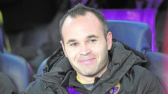 Iniesta renueva con el Barcelona hasta 2018