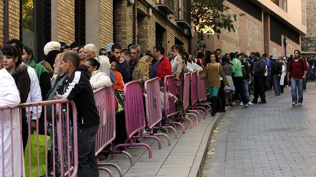 Centenares de personas en el reparto de alimentos de Cipriano