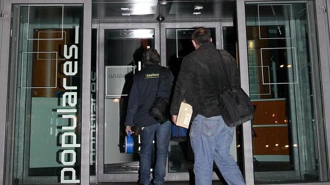 La Policía abandona la sede del PP tras 14 horas de búsqueda de documentación