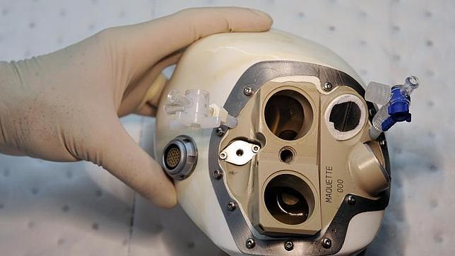 Trasplantan por primera vez un corazón artificial con tejidos biológicos