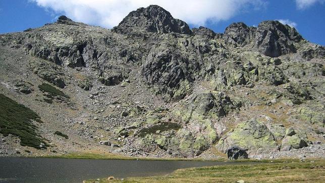 Pico de la Covacha, en un imagen de verano, con la laguna de los Caballeros en primer plano