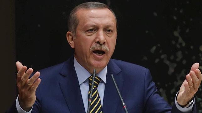 Erdogán reemplazará a diez ministros para frenar su crisis política más grave