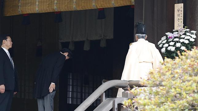 El primer ministro japonés visita el controvertido santuario de Yasukuni