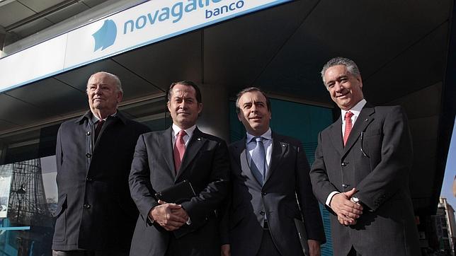 El presidente de Banesco, Escotet, acompañado por el presidente del Banco Etcheverría, Javier Etcheverría y su consejero delegado Francisco Botas