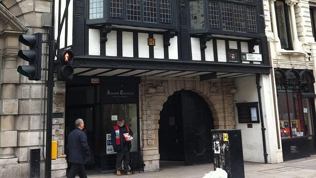 Poesía y folklore: la agenda de las costosas «embajadas» de Mas