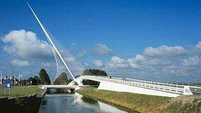 Uno de los tres puentes creados por Calatrava cerca de Ámsterdam
