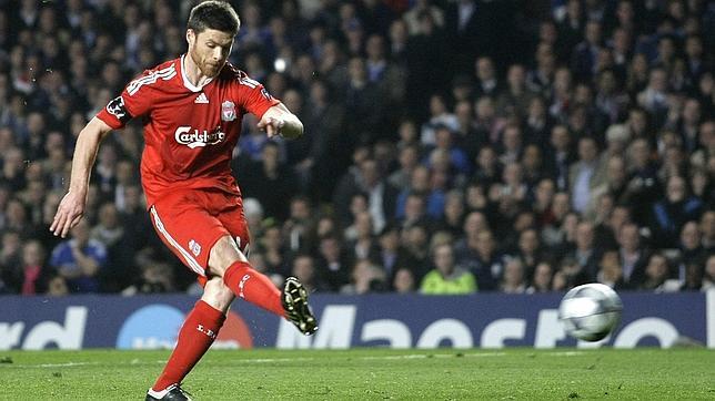 Xabi Alonso, en una imagen de 2009 con la camiseta del Liverpool