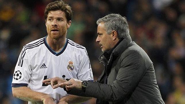 Mourinho y Xabi Alonso, en una imagen del pasado año en el Madrid