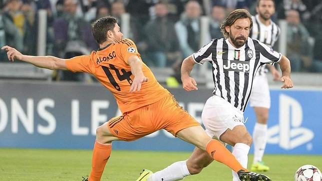 Xabi Alonso porfía con Pirlo en un partido de la vigente Champions