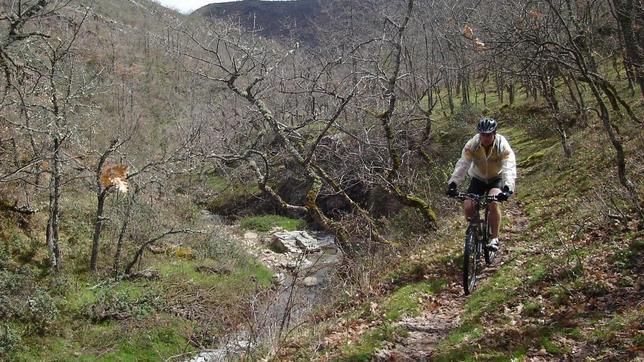 La ruta en los alrededores del pueblo deshabitado de Reinares, en el corazón de la reserva y de la «Alpujarra Rioja»