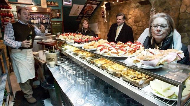 Uno de los bares de tapas de la calle Laurel, en Logroño