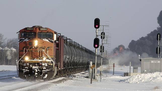 El accidente de un tren de transporte de petróleo desata una enorme explosión