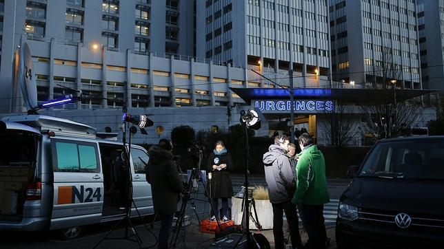 Un periodista vestido de cura intenta colarse en el hospital donde está ingresado Schumacher