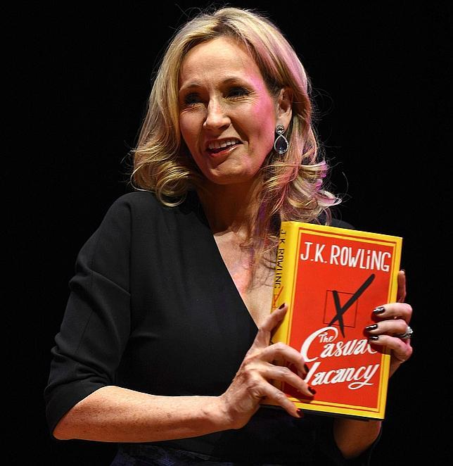 Multan al abogado de JK Rowling por filtrar la identidad de su pseudónimo en un libro