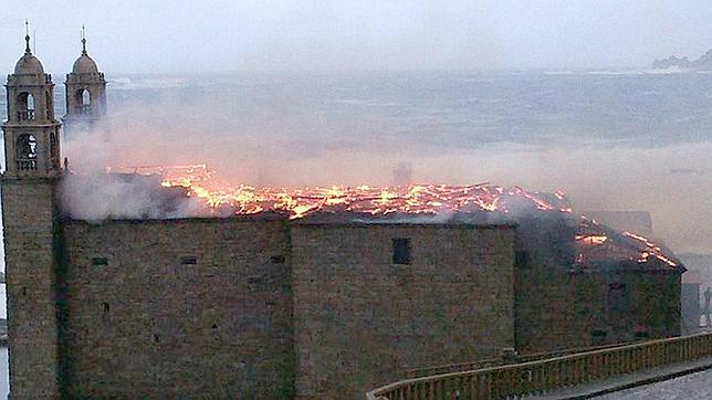 El incendio en el santuario de Muxía o el duelo en Tailandia por las víctimas del tsunami, entre las imágenes de la semana