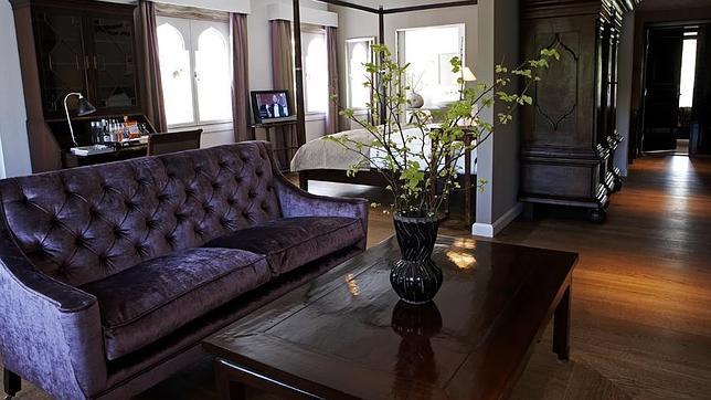 Un jarrón preside la mesa de centro de esta suite de hotel